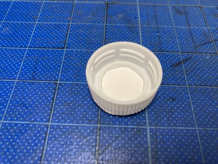 キャップの内底に白い紙をノリで貼り付けた状態