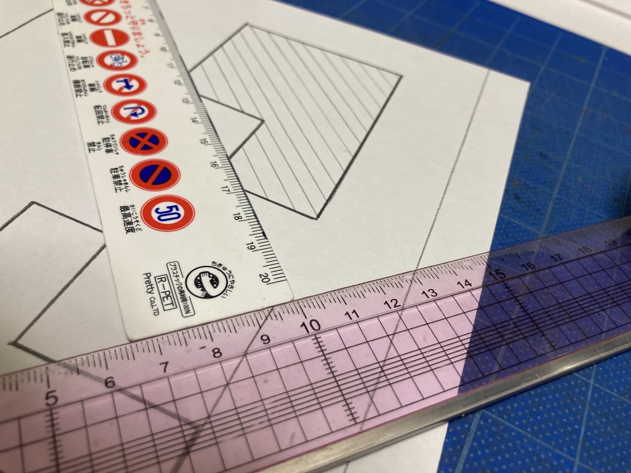 方眼定規を重ねて5mmピッチの斜線を正確に描く手作業工程