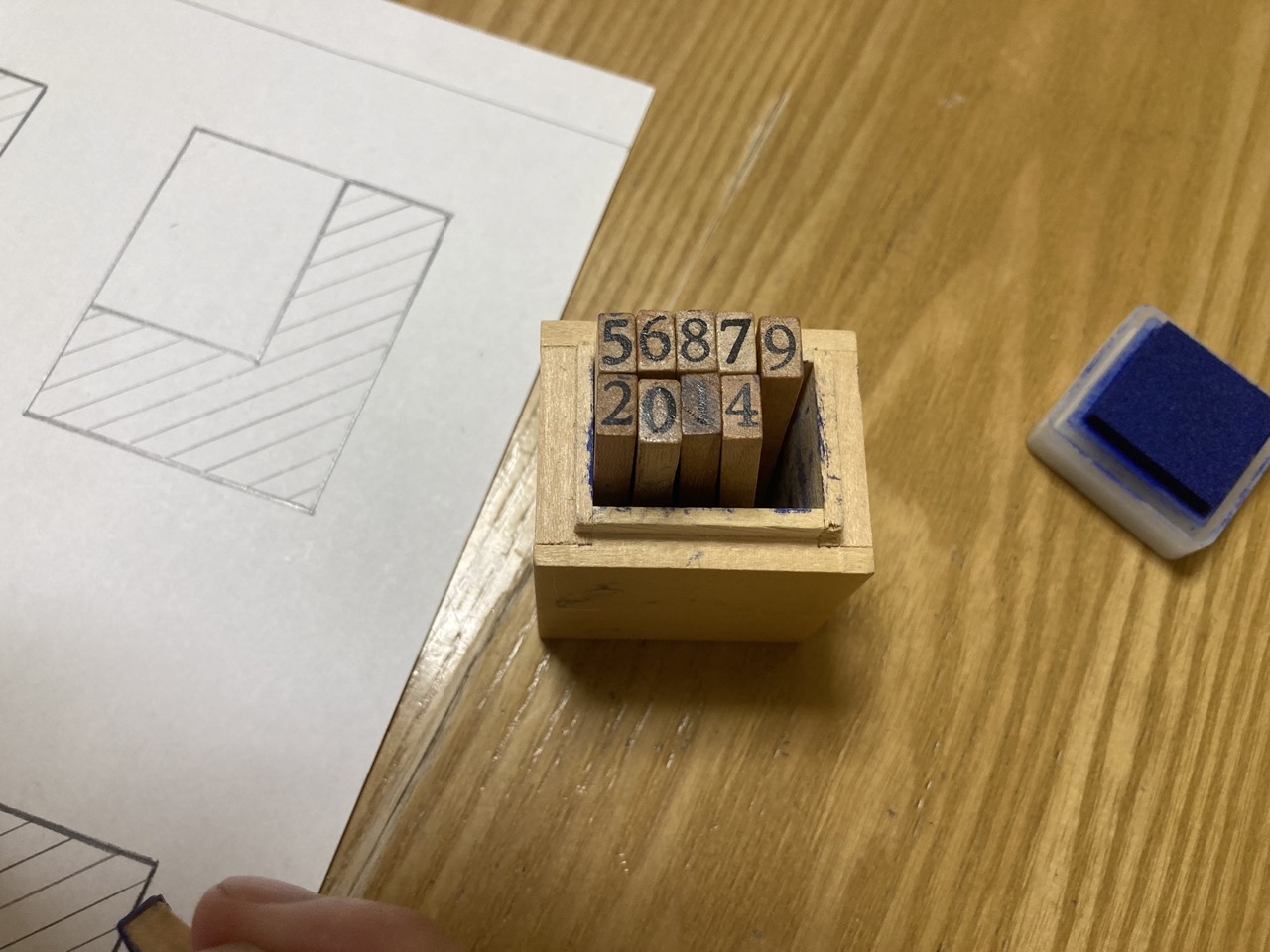 プリントのページ番号を押すために用意した木製数字スタンプ